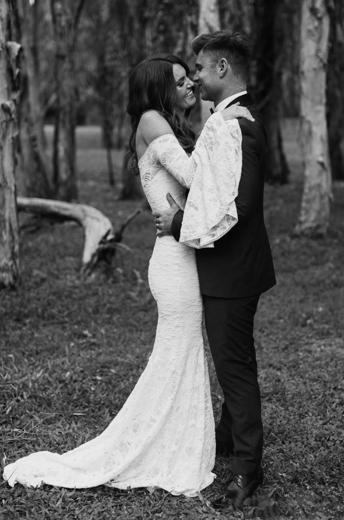 Vintage Full Lace Mermaid Wedding Dresses Bateau Neck Long Sleeve Backless Sweep Train Country Bridal Gowns Vestidos De Noiva Z118 0510