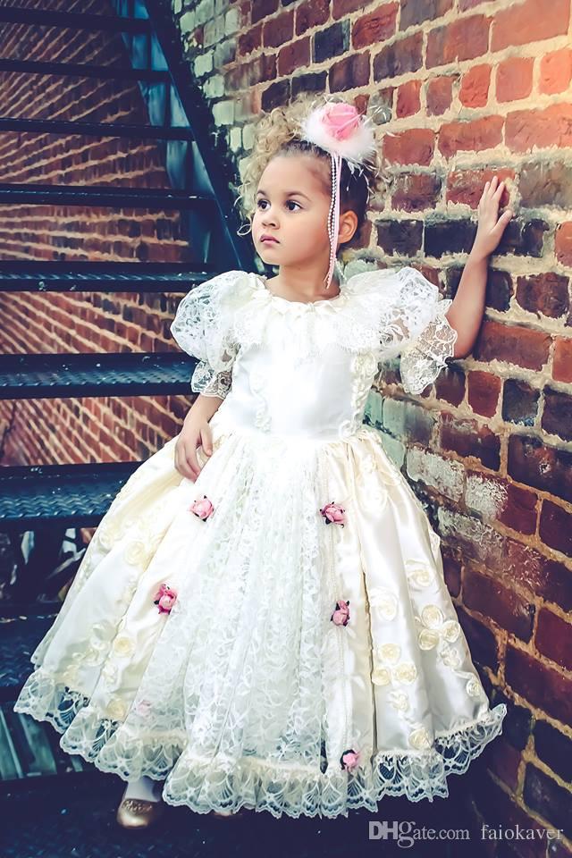 2019 Cute Little Flower Girl Dresses Short Sleeves Jewel Neck Lace Applique Birthday Party Girls Pageant Gowns With Flowers Customized