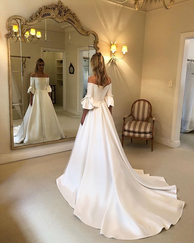 2022 Elegant Bohemia Wedding Gowns A Line Satin Bateau Covered Button Bridal Gowns Chapel Train Abiti Da Sposa