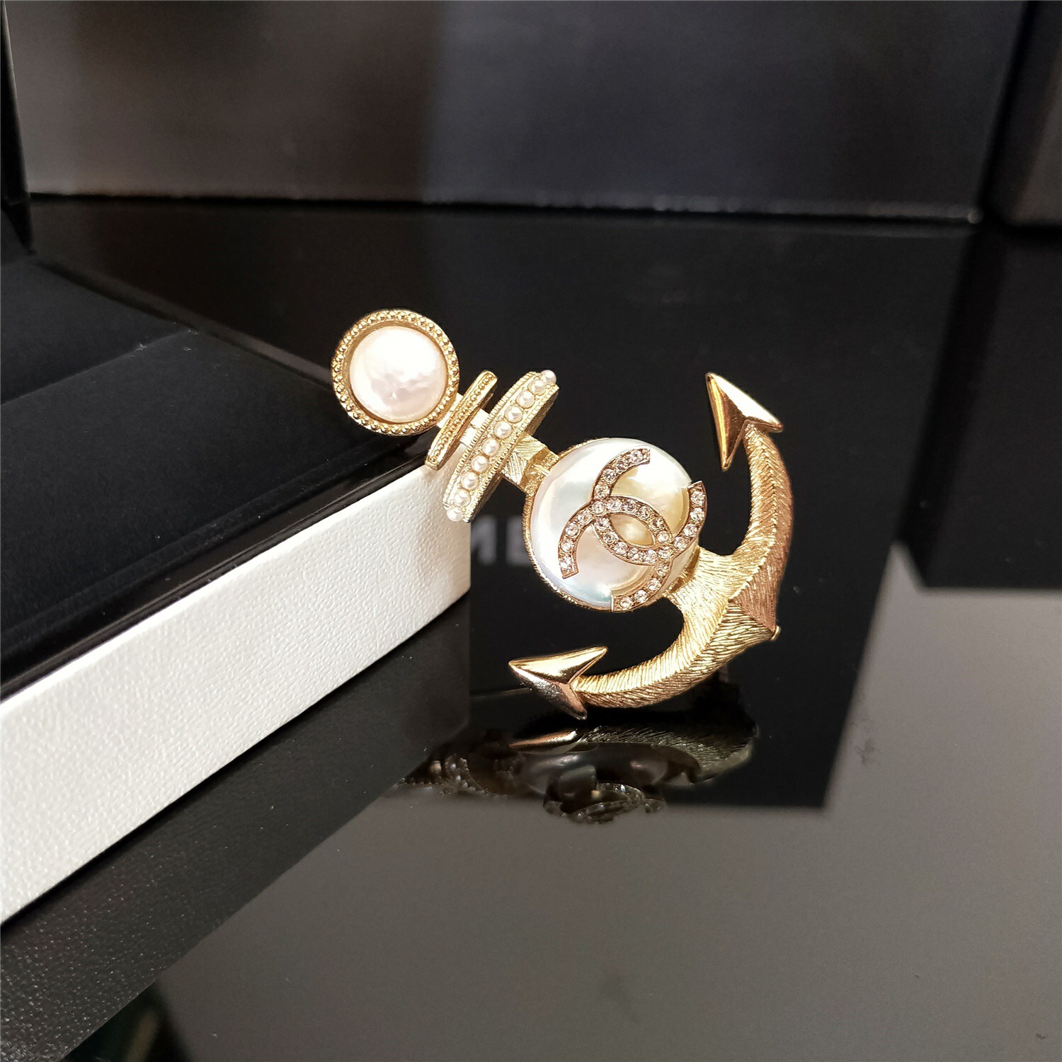 Fashion- winter new listing classic naval sailboat anchor brooch natural baroque pearl brass material retro high-quality brooch female, Gray
Fashion- winter new listing classic naval sailboat anchor brooch natural baroque pearl brass material retro high-quality brooch female, Gray