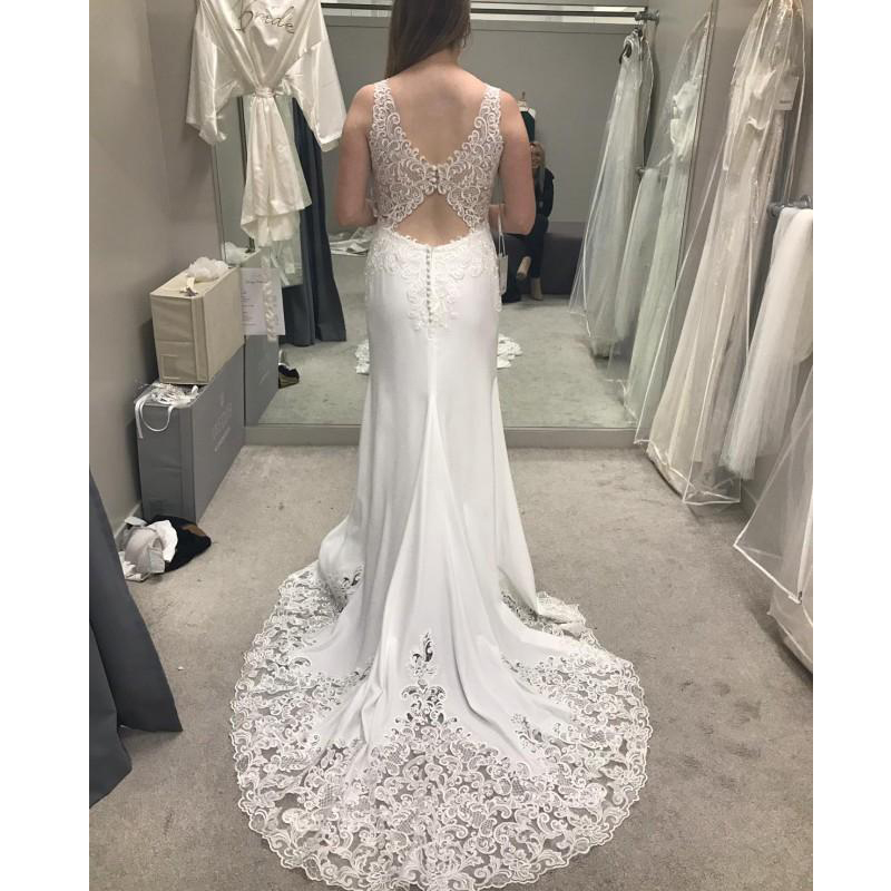 Elegant White Wedding Dresses V-Neck Lace Appliques with Court Train Mermaid Wedding Dresses Unique Back Design Bridal Gowns robe de soiree