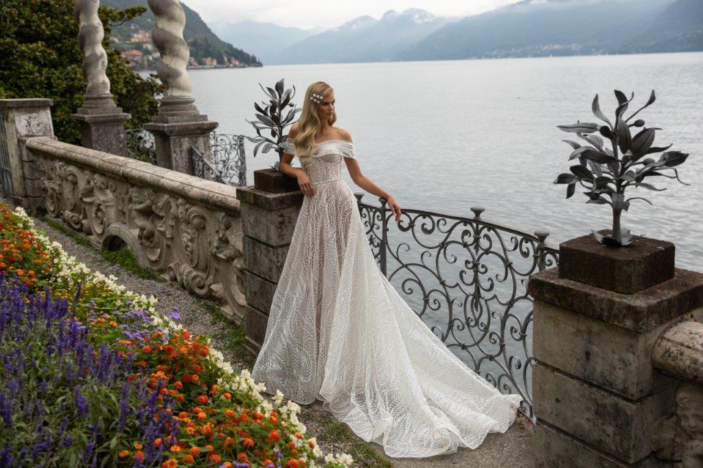Newest A-line Wedding Dresses Off Shoulder Appliqued Beaded Sash Backless Bridal Gown Ruffle Sweep Train Custom Made Robes De Mariée
