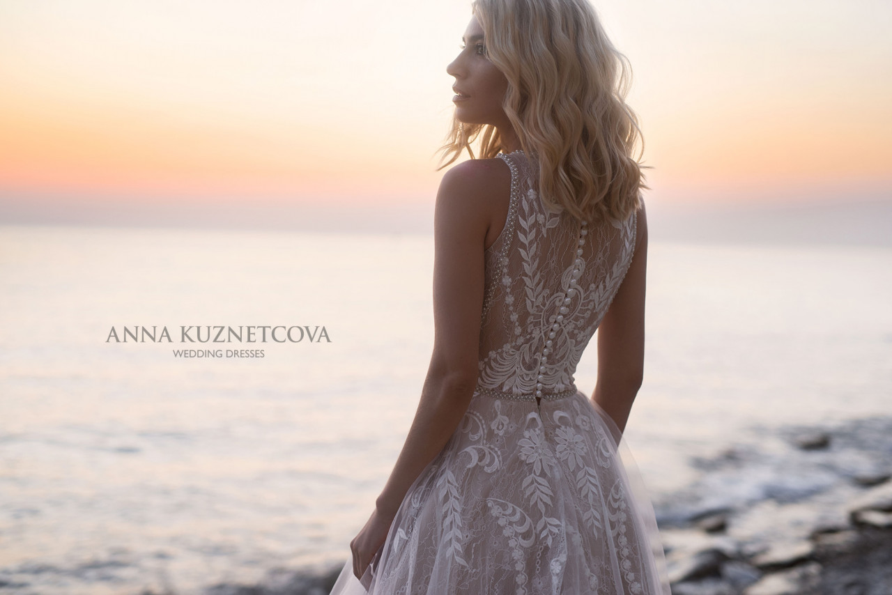 2019 Bohemian Wedding Dresses Jewel Neck A Line Lace Appliqued Beads Boho Wedding Dress Sweep Train Plus Size Beach Bridal Gowns