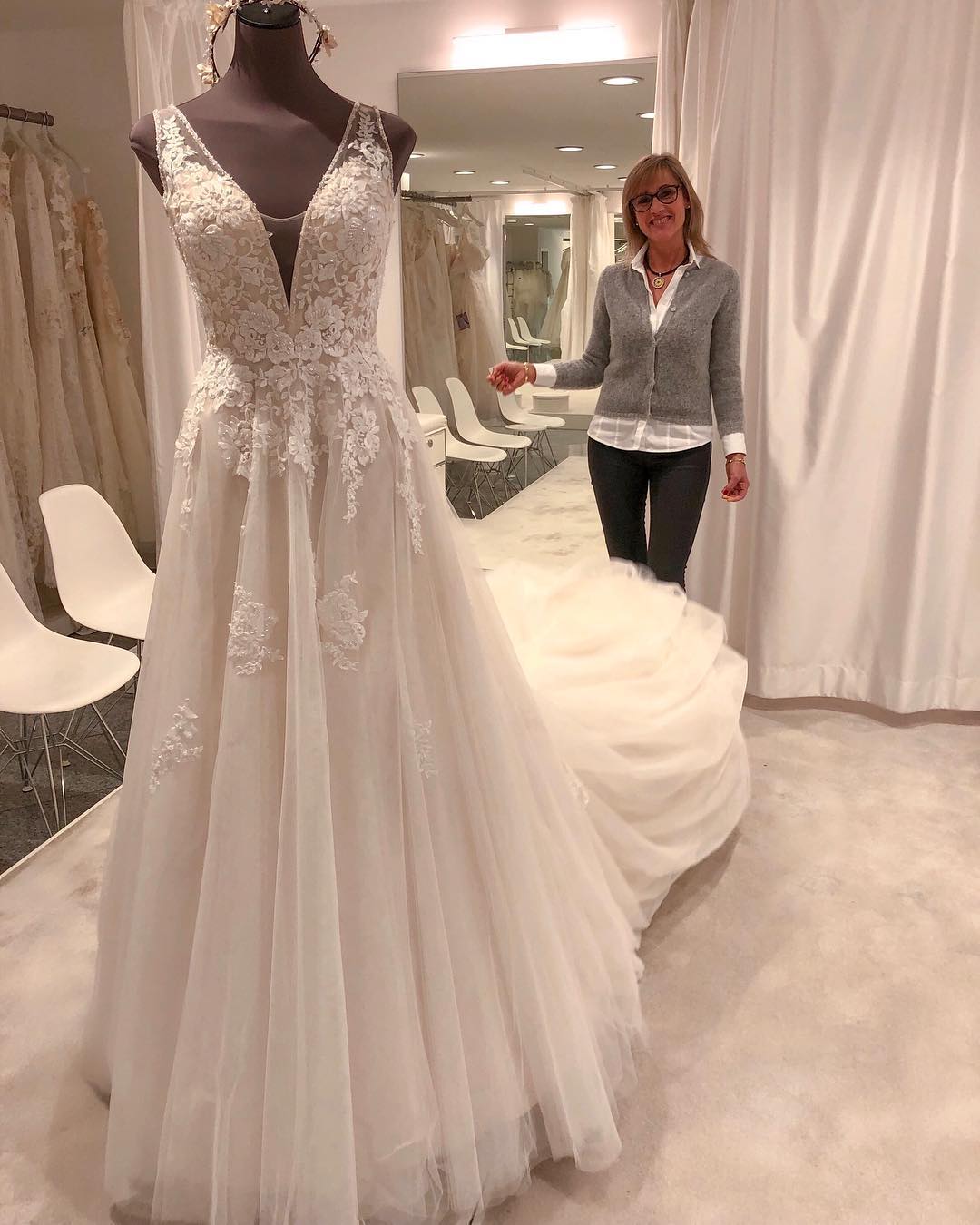 A Line Dreamy Wedding Dresses Applique Pearls Tulle Wedding Dresses Sweep Train Bribal Gowns Vestidos De Novia