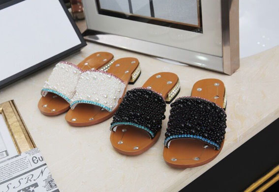 2020 latest women's Rhinestone low heel slippers pearl designer summer women's sandals classic trend fashion large 43, Silver
2020 latest women's Rhinestone low heel slippers pearl designer summer women's sandals classic trend fashion large 43, Silver