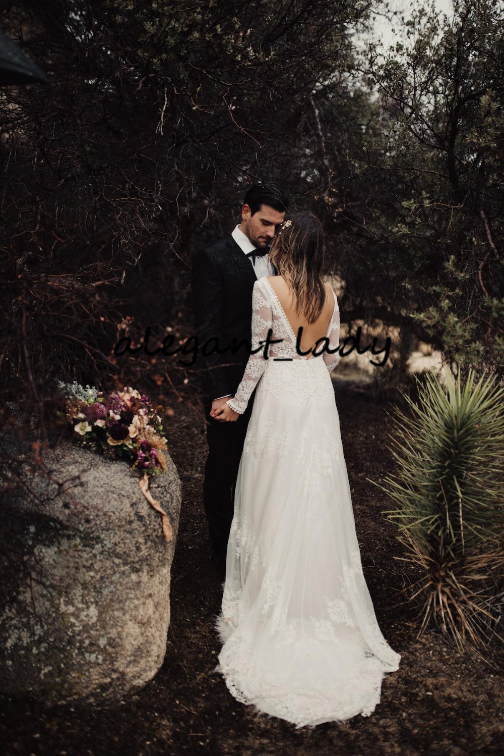 Form-fitting Bohemian Wedding Dress vintage style plunging back line Bridal Gowns long sleeve Nude Lining Vestido De Noiva