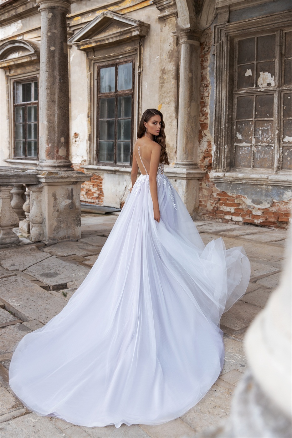 2020 Sexy A Line Wedding Dresses Illusion Bodice Sheer Neck Sleeveless Appliqued Sequins Beaded Court Train Custom Made Bridal Gowns