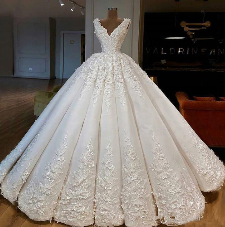 2019 Luxury Ball Gown Wedding Dresses V Neck Lace 3D Floral Appliques Ruffles Vintage Bridal Gowns Plus Size Chapel robe de mariée