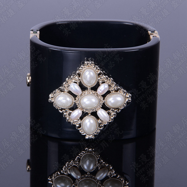 Fashion- and American retro luxury black clear Acrylic C letter decoration inlay pearl wide bracelet bangle
Fashion- and American retro luxury black clear Acrylic C letter decoration inlay pearl wide bracelet bangle