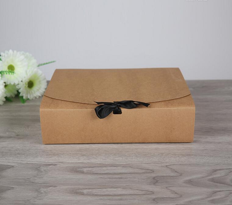 31*25.5*8cm Large size gift packaging box big Black kraft paper box new clothing packing
31*25.5*8cm Large size gift packaging box big Black kraft paper box new clothing packing