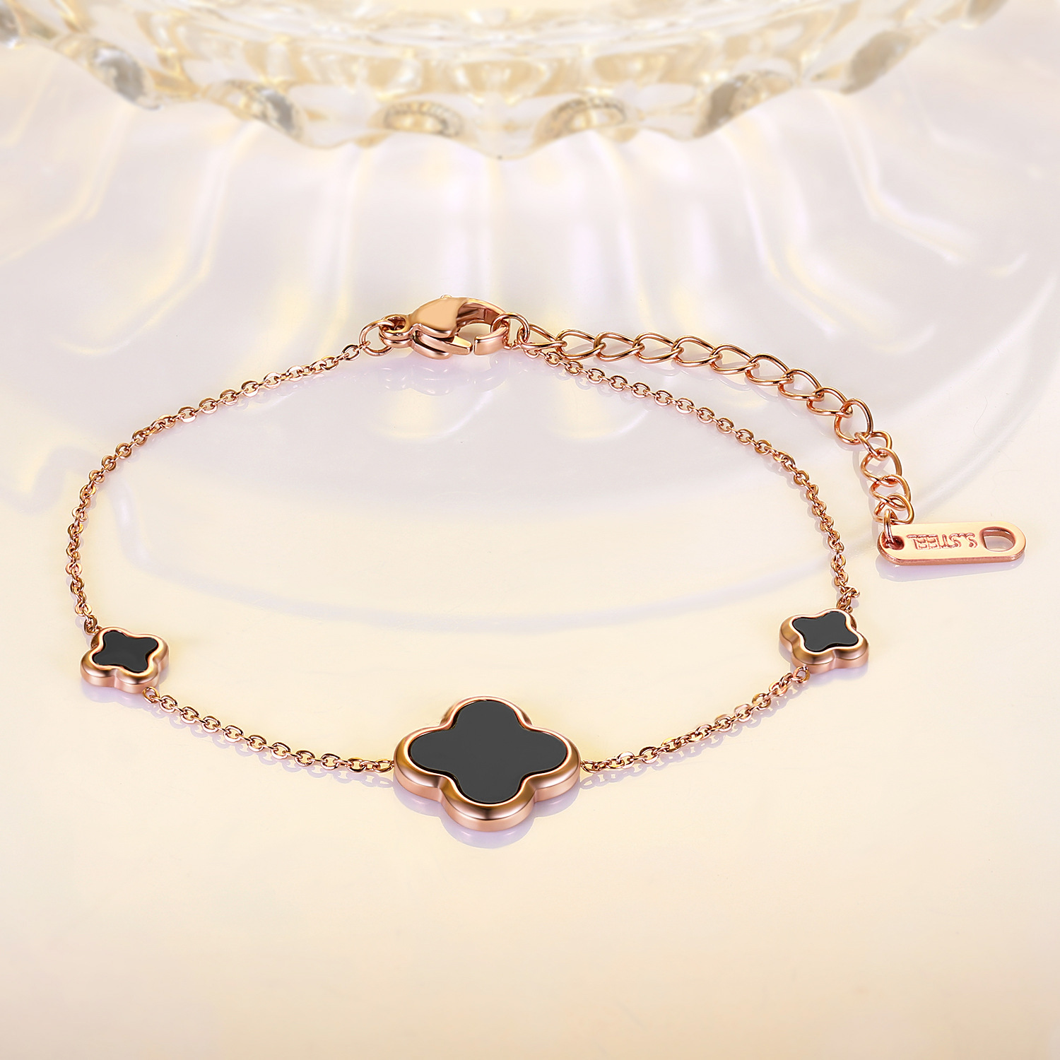 Vanzs Simple 18K rose gold four-leaf Bracelet girl black dripping lucky grass titanium steel accessories, Golden;silver
Vanzs Simple 18K rose gold four-leaf Bracelet girl black dripping lucky grass titanium steel accessories, Golden;silver