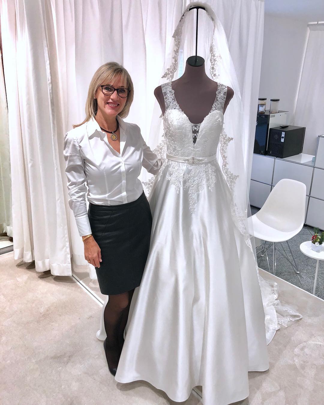 2020 A Line Wedding Dresses Applique Pearls Beading Wedding Dresses Floor Length Satin Bribal Gowns Vestidos De Novia
