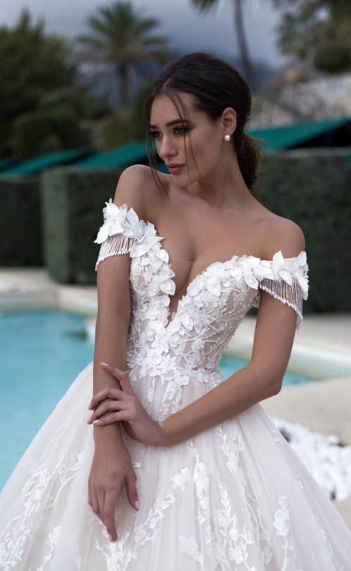Gorgeous Wedding Dresses Off Shoulder 3D Floral Beading Appliques Bridal Gowns Plus Size Vintage Court Train Custom Made Robes De Mariée