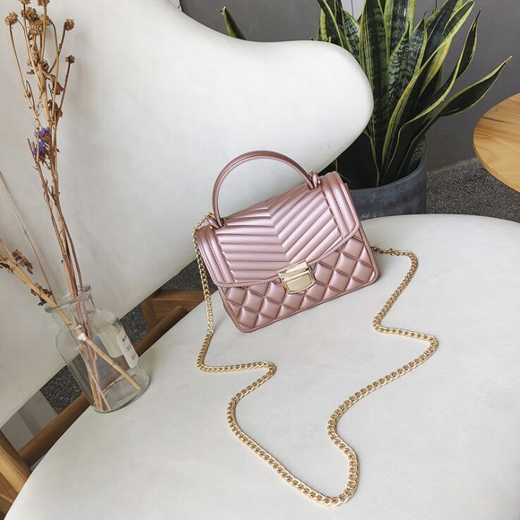 Factory wholesale women handbag golden buckle sweet lady chain bag summer waterproof Candy colored jelly bags Joker Lingge fashion handbags
Factory wholesale women handbag golden buckle sweet lady chain bag summer waterproof Candy colored jelly bags Joker Lingge fashion handbags