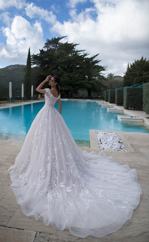 Gorgeous Wedding Dresses Off Shoulder 3D Floral Beading Appliques Bridal Gowns Plus Size Vintage Court Train Custom Made Robes De Mariée