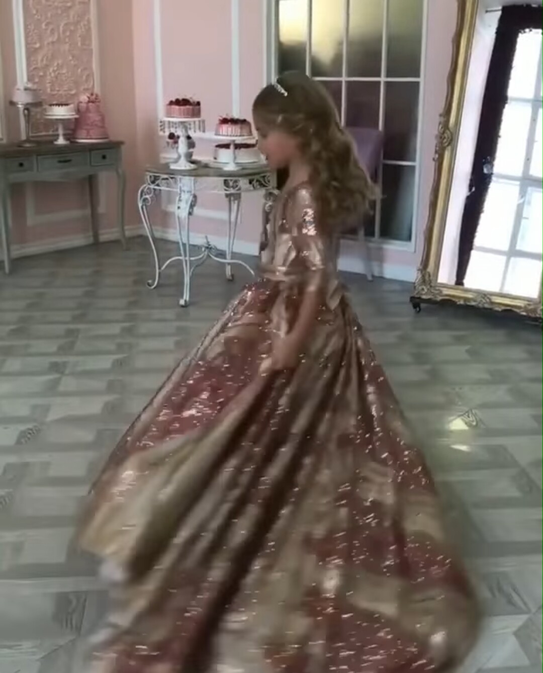 Gorgeous Sequined Flower Girl Dresses Jewel Neck A Line Sweep Train Girls Pageant Dress Plus Size Long Sleeve Kids Birthday Gowns