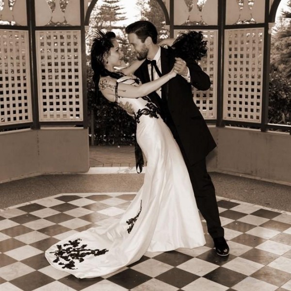 Vintage 2019 Gothic Wedding Dresses Black and White Sweetheart Sleeveless Mermaid Lace Appliqued Corset Bridal Gowns with Beading