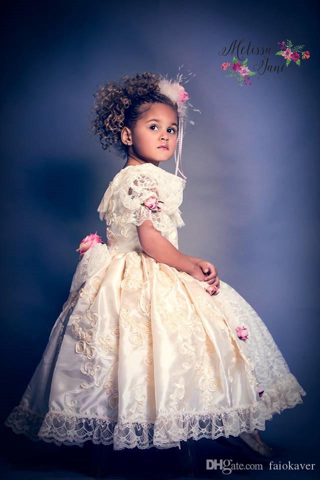 2019 Cute Little Flower Girl Dresses Short Sleeves Jewel Neck Lace Applique Birthday Party Girls Pageant Gowns With Flowers Customized