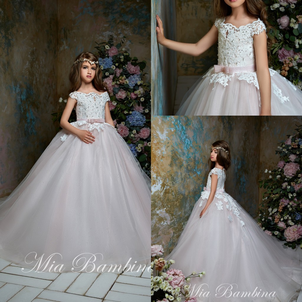 Flower Girl Dresses Off Shoulder Appliqued Beaded Sleeveless Girl Pageant Gown Bow Sash Ruffle Sweep Train Girl Birthday Gowns