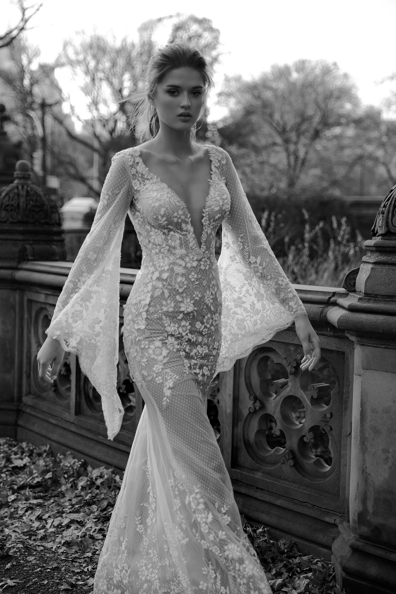 Oved Cohen 2019 Mermaid Wedding Dresses Deep V Neck Illusion Long Sleeve Lace Appliqued Hobo Wedding Dress Backless Vintage Bridal Gowns