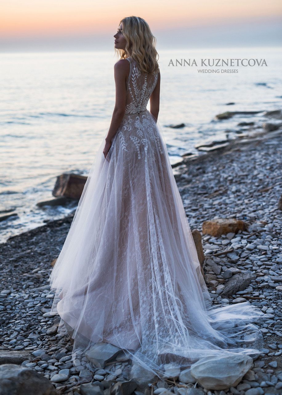 2019 Bohemian Wedding Dresses Jewel Neck A Line Lace Appliqued Beads Boho Wedding Dress Sweep Train Plus Size Beach Bridal Gowns