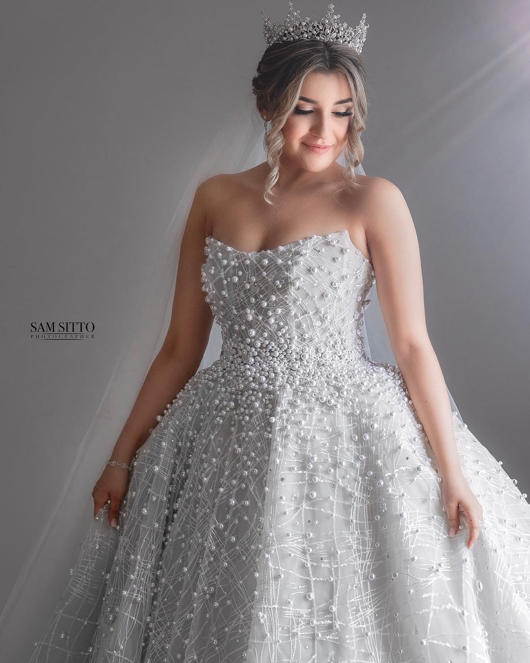 2020 Modest Elegant Strapless Ball Gown Sleeveless Wedding Dresses Lace Applique Pearls Wedding Gowns Sweep Train Bridal Gowns