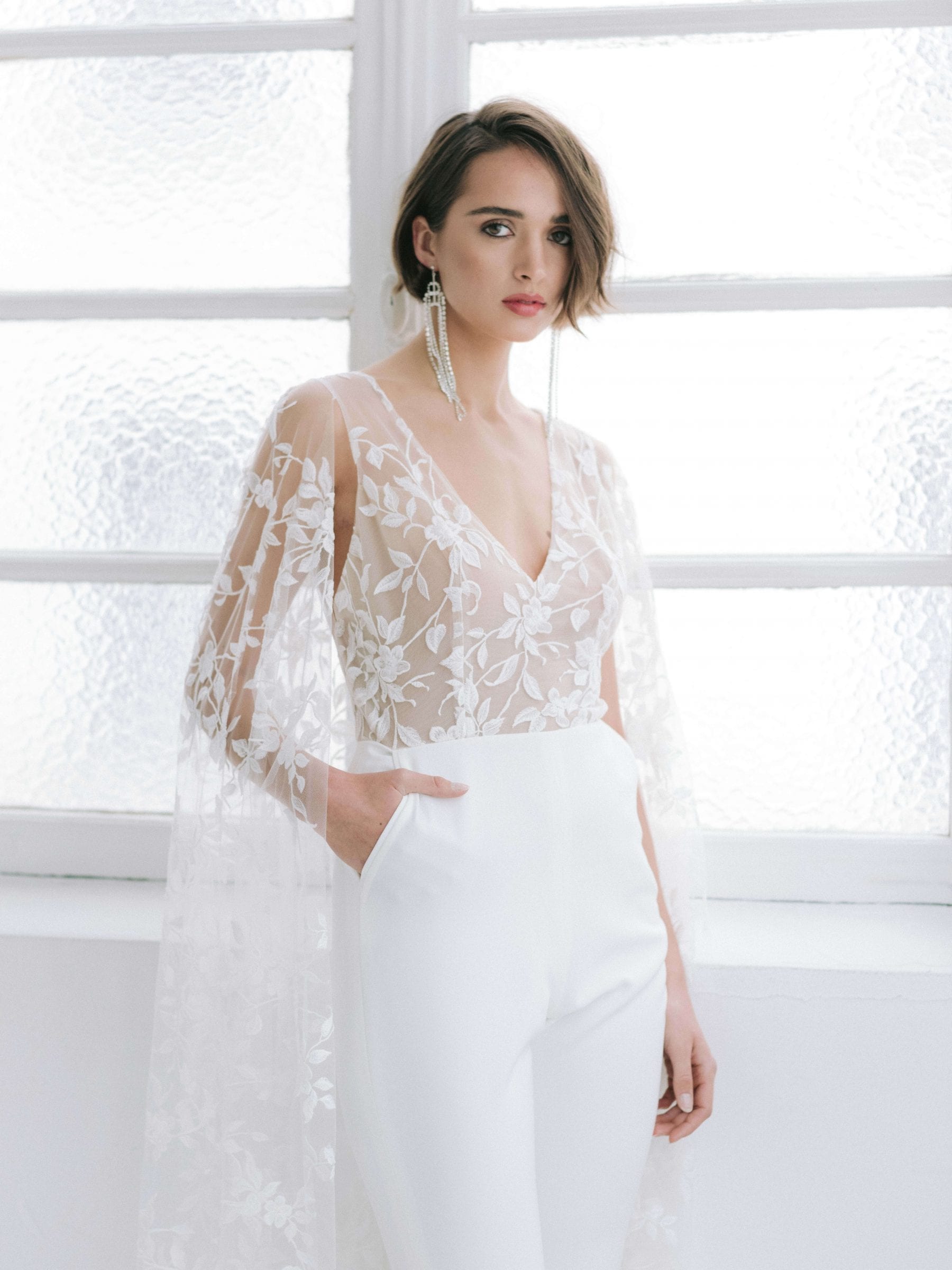 2020 White Wedding Pantsuits With Wrap V Neck Lace Appliqued Bridal Jumpsuit Formal Pants Outfit Ankle Length Wedding Gowns