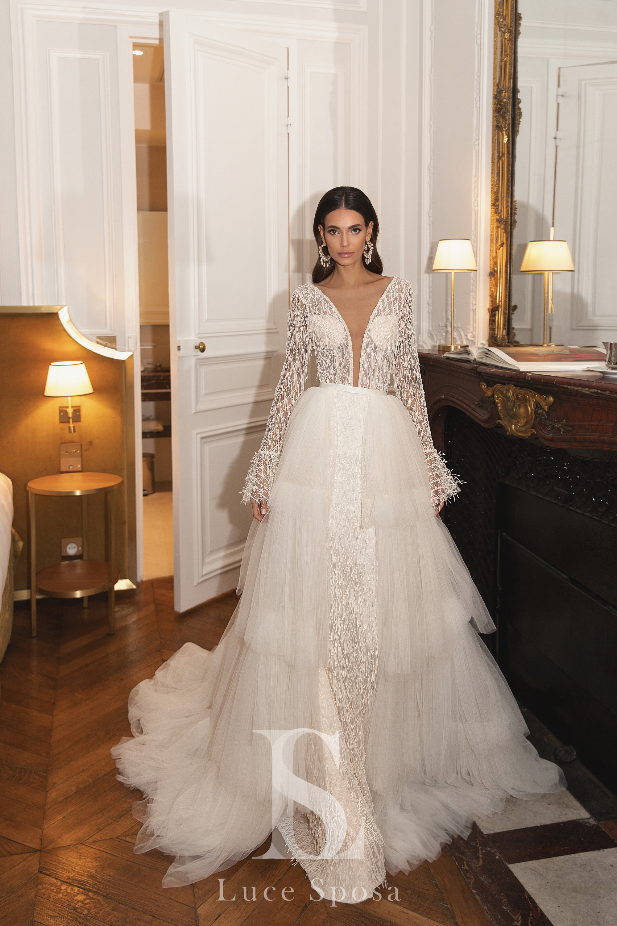 Sexy Mermaid Wedding Dresses With Detachable Train Illusion V Neck Appliqued Lace Bridal Gowns Sweep Train Long Sleeve Wedding Dress