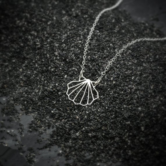 30PCS Geometric Origami Sea Clam Shell Necklace Nautical Ariel Mermaid Conch Seashell Pendant Chain Necklaces for Ocean Beach Party Gifts
