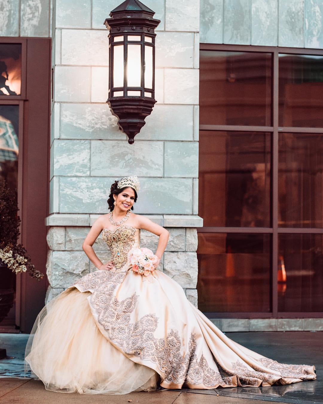 Luxurious Beaded Crystals Pearls Quinceanera Prom dresses Sexy Sweetheart Lace Satin Ball Gown Evening Party Sweet 16 Dress