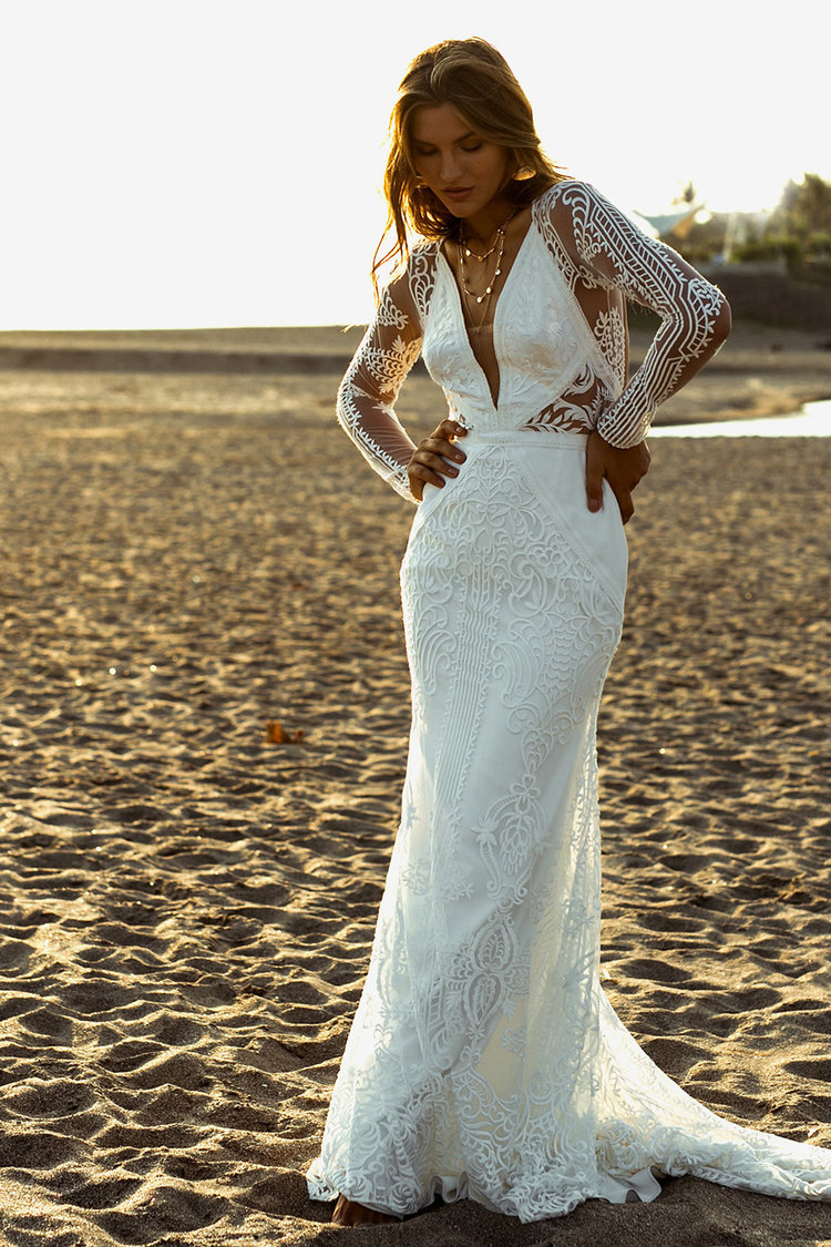 2019 Lace Country Wedding Dresses V Neck Hollow Back Appliques Sweep Train Long Sleeve Wedding Dress Custom Made Beach Bridal Gowns