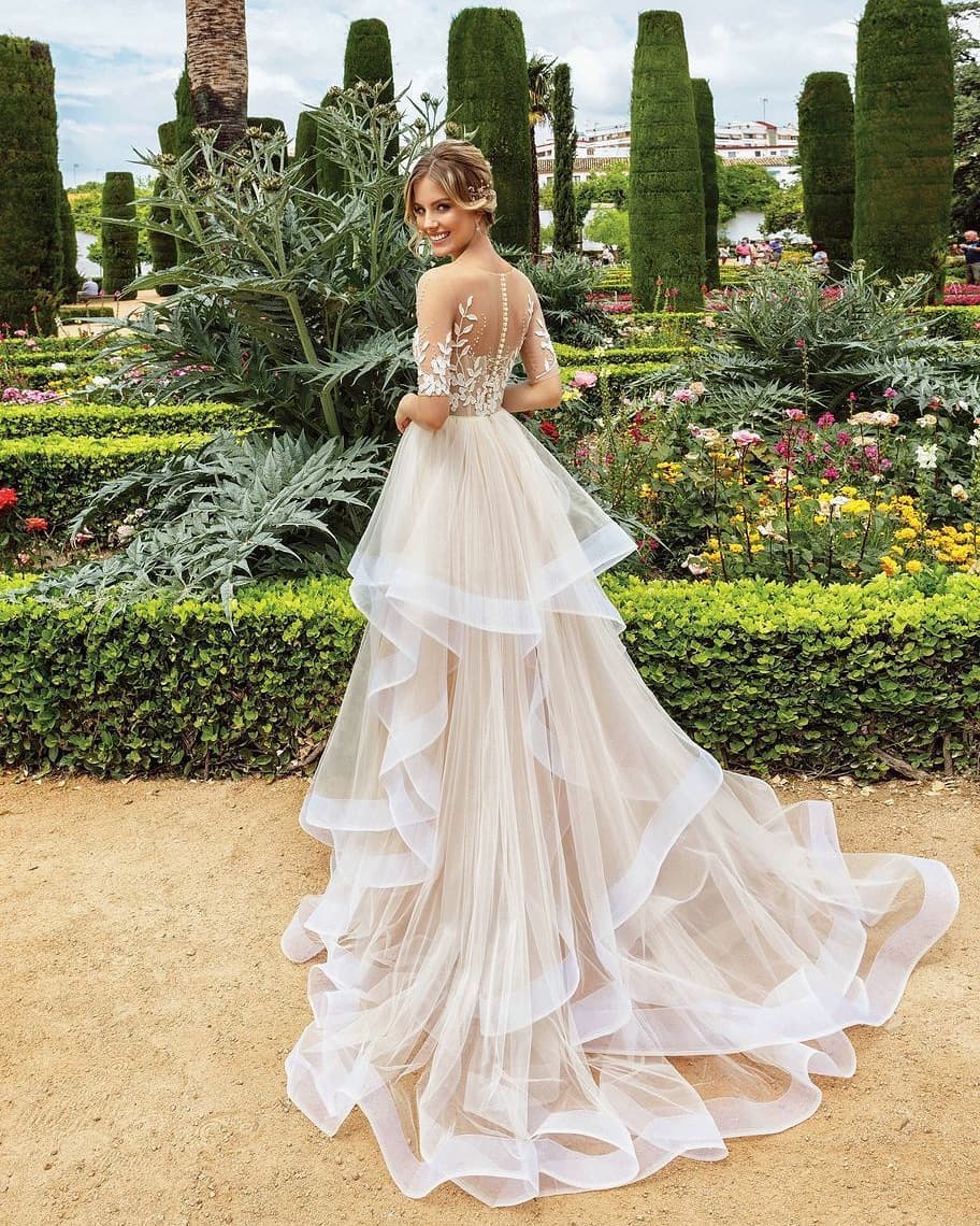 A Fabulous Beaded Line Lace Wedding Dresses Sheer Bateau Neck Appliqued Half Sleeves Bridal Gowns Tiered Sweep Train Tulle Robe De Marie ppliqued