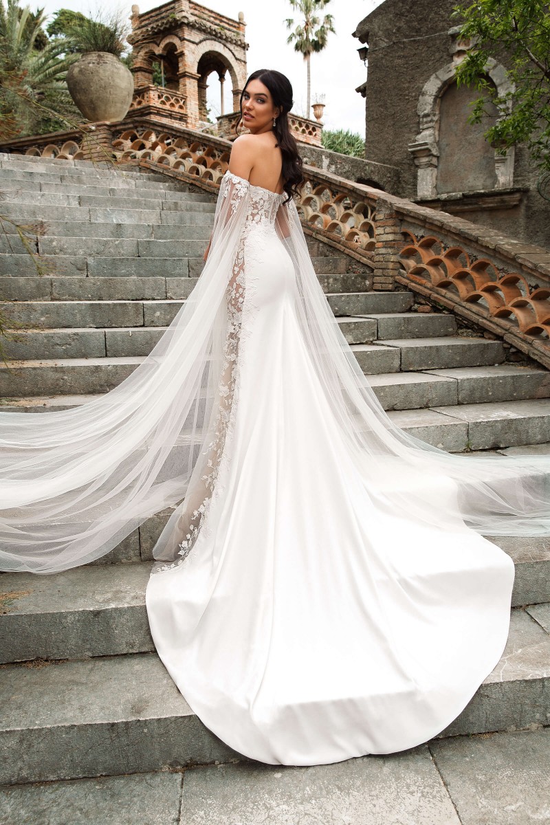Innocentia Mermaid Wedding Dresses Halter Off Shoulder Lace Bridal Gowns Long Train Plus Size Appliqued Backless Country Wedding Dress Cheap