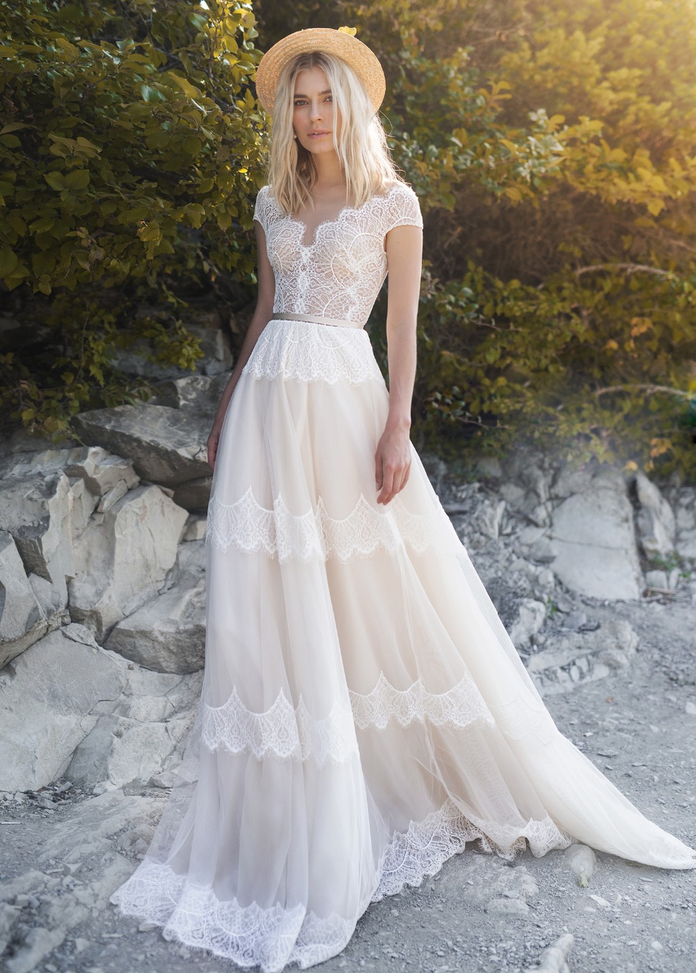 Line Chic A Lace Bohemian Wedding Dresses Bateau Neck See Through Buttons Back Beach Bridal Gowns Tulle Sweep Train Robe De Marie