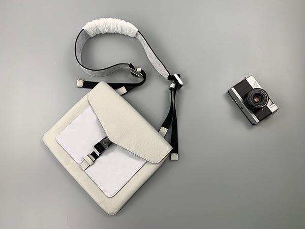2020New 30 Black and white are optional Postman's Bag411 Fashion oblique cross package Size28 x 22 x 3 cm
2020New 30 Black and white are optional Postman's Bag411 Fashion oblique cross package Size28 x 22 x 3 cm