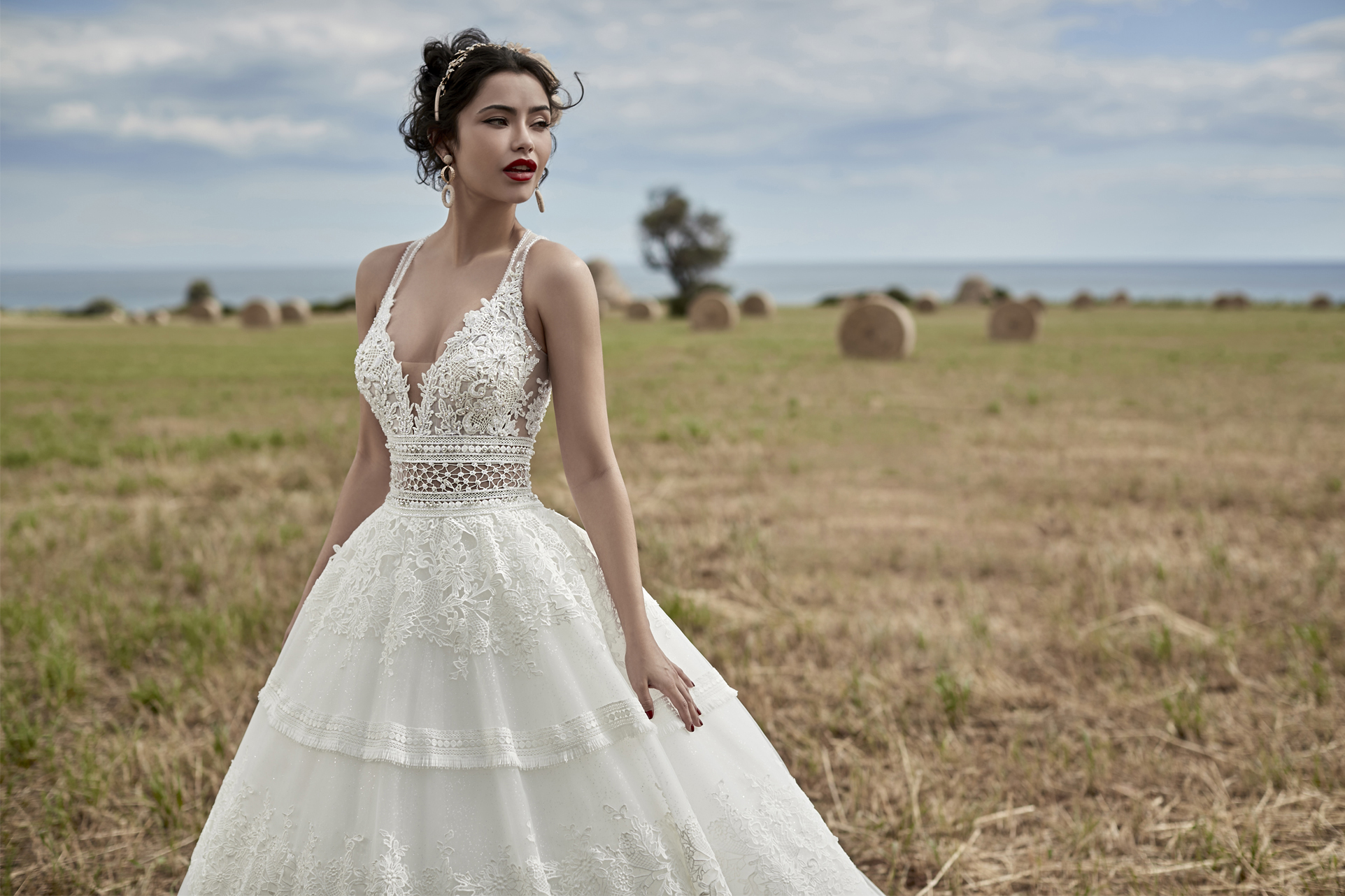 2020 Bohemian Bridal Dresses V Neck Appliqued Beaded Sleeveless Wedding Dress Ruffle Sweep Train Tiered Custom Made Beach Robes De Mariée