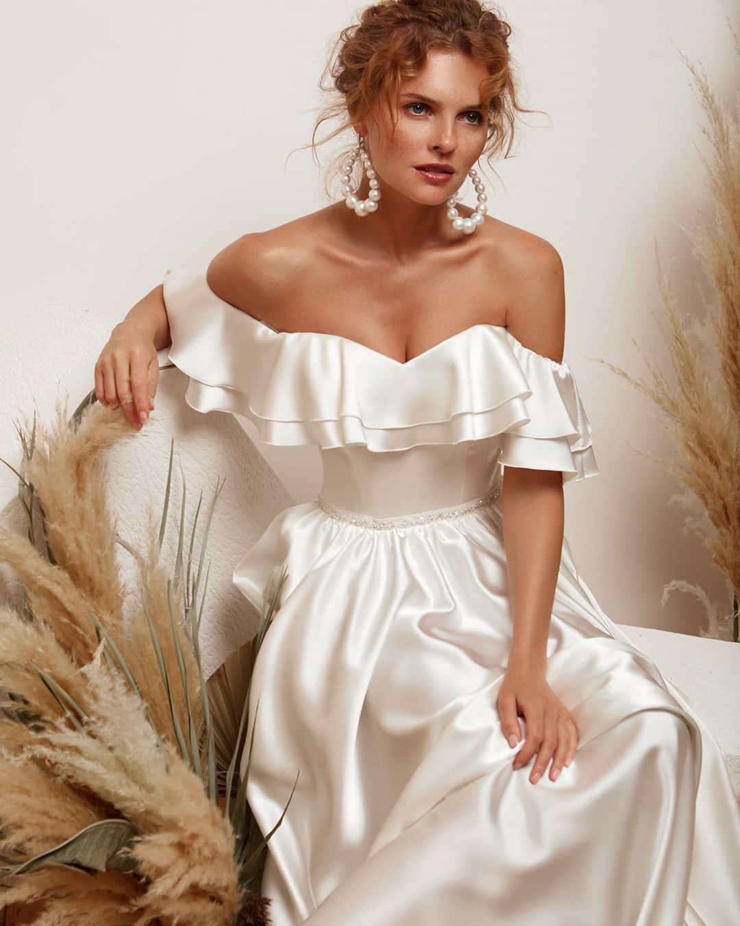 Wedding Fabulous Beaded Dresses Off The Shoulder Ruffled Neck Bridal Gowns A Line Sweep Train Satin Robe De Marie
