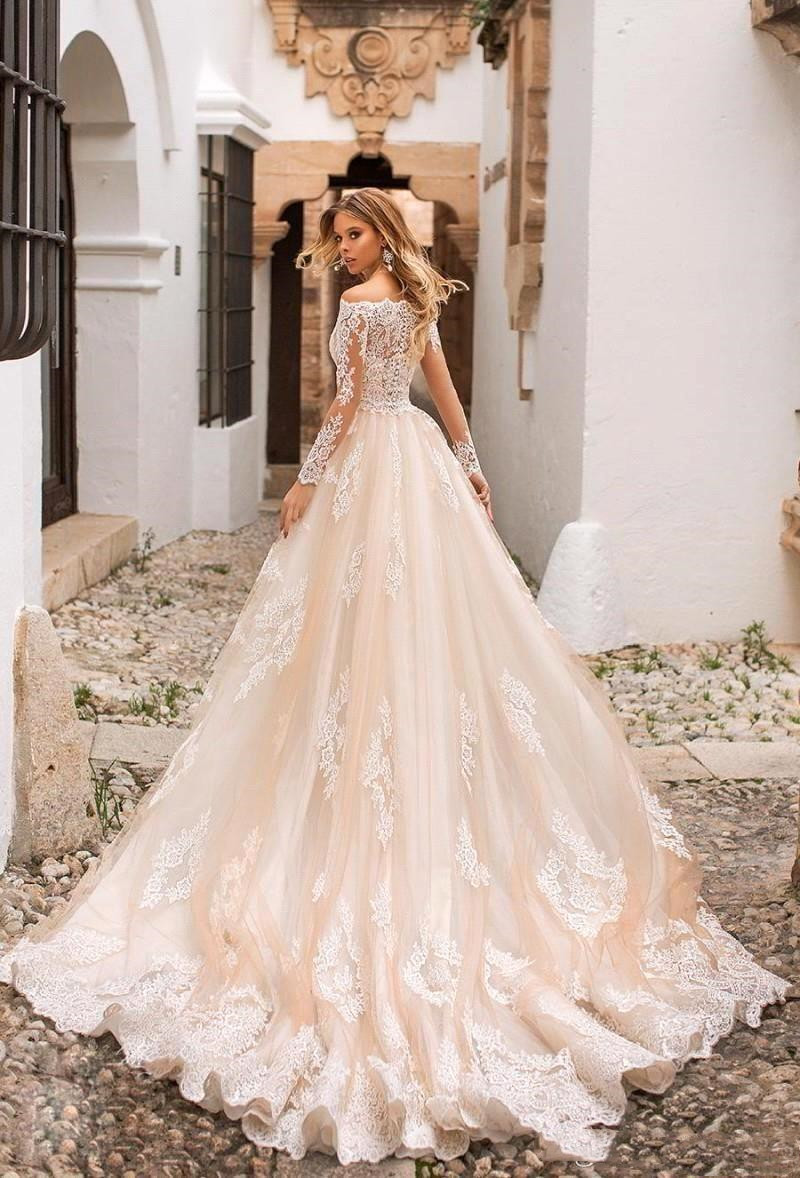2021 Mermaid Bridal Gowns Off Shoulder Button Back Lace Appliques Sheer Long Sleeves Tulle Wedding Dresses