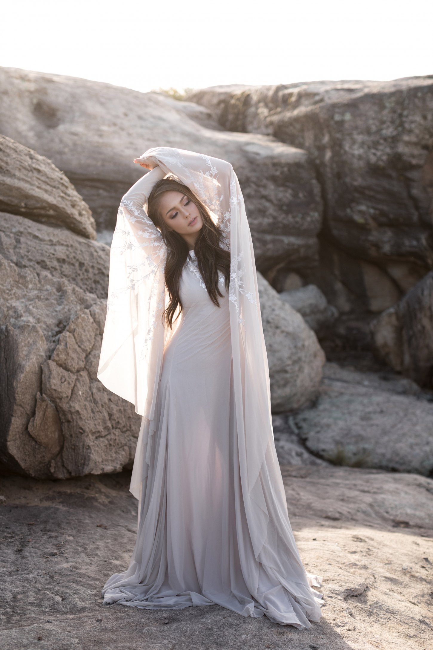 2019 Modest Wedding Dresses A Line Lace Jewel Neck Batwing Sleeve Wedding Dress with Embroidered Bodice Sweep Train Custom Beach Bridal Gown