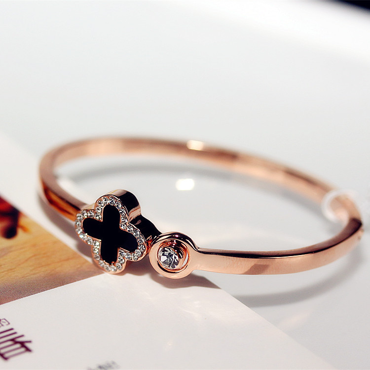2019 Fashion four-leaf clover stainless steel bracelet for ladies New brand jewelry, White
2019 Fashion four-leaf clover stainless steel bracelet for ladies New brand jewelry, White