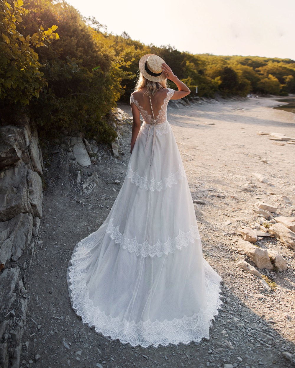 Line Chic A Lace Bohemian Wedding Dresses Bateau Neck See Through Buttons Back Beach Bridal Gowns Tulle Sweep Train Robe De Marie
