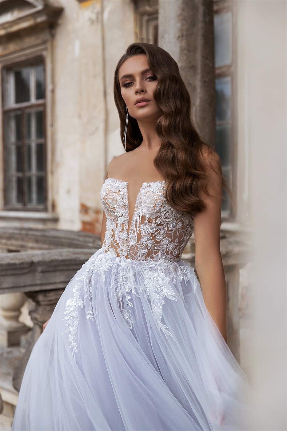 2020 Sexy A Line Wedding Dresses Illusion Bodice Sheer Neck Sleeveless Appliqued Sequins Beaded Court Train Custom Made Bridal Gowns
