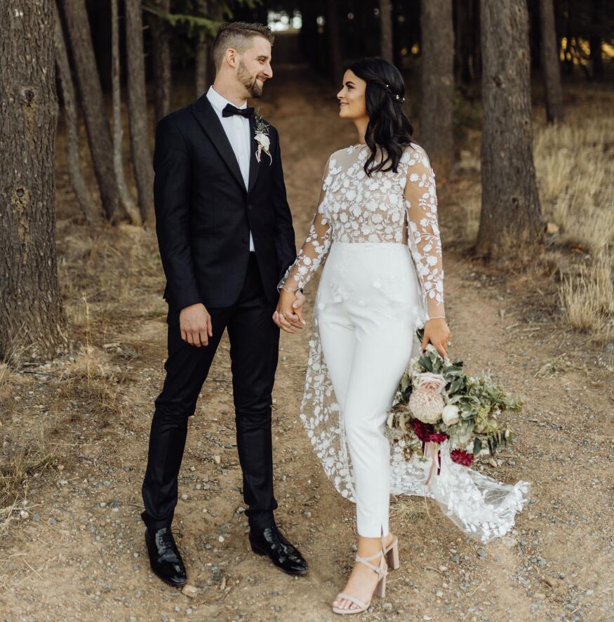 2020 Fashion Wedding Jumpsuits Jewel Neck Lace Appliques Bridal Pants Suit Beach Wedding Dress Long Sleeve Vestidos De Novia
