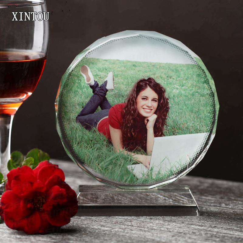 XINTOU Round Crystal Glass Photo Frame Customized Wedding Holiday Souvenir Picture Frames Home Deceor Accessory with Gift Box
XINTOU Round Crystal Glass Photo Frame Customized Wedding Holiday Souvenir Picture Frames Home Deceor Accessory with Gift Box