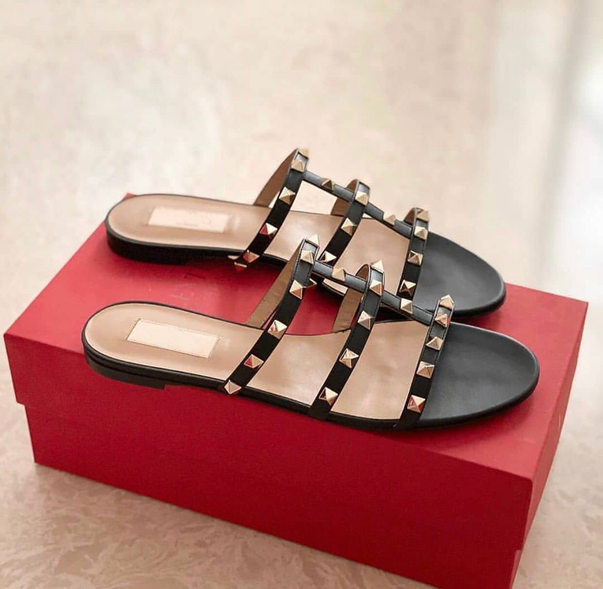 Designer Slides Flats Summer Beach Rock Studs Brand Slip On Sandals Slippers Rounded Toe Flip Flops With Rivets Sandal Nude,Black,Sliver
Designer Slides Flats Summer Beach Rock Studs Brand Slip On Sandals Slippers Rounded Toe Flip Flops With Rivets Sandal Nude,Black,Sliver