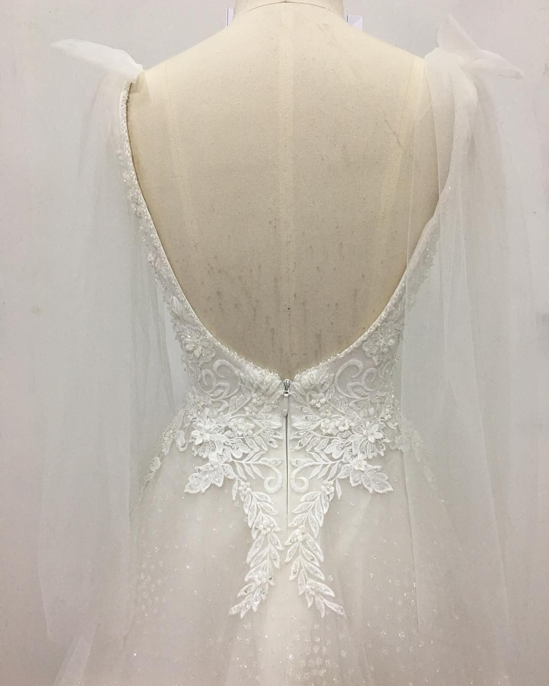 Bohemian A Line Luxury Wedding Dresses Tulle Lace Applique Pears Sequins Formal Dress V Neck Backless Sweep Train Bridal Gowns