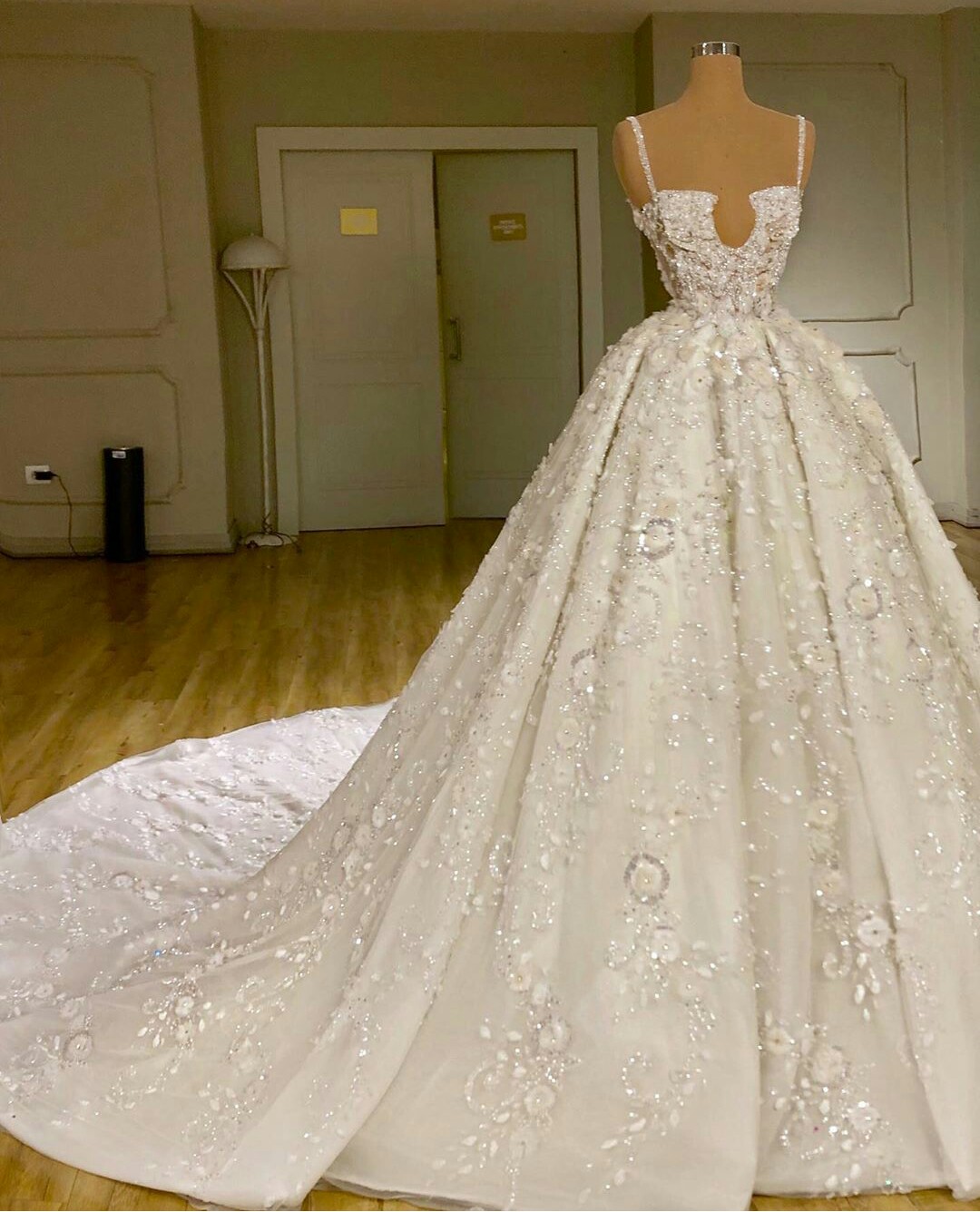 Luxury Beaded Crystal Wedding Dress Spaghetti Neck Lace Appliqued Vestido De Noiva Plus Size Wedding Dresses Bridal Gowns