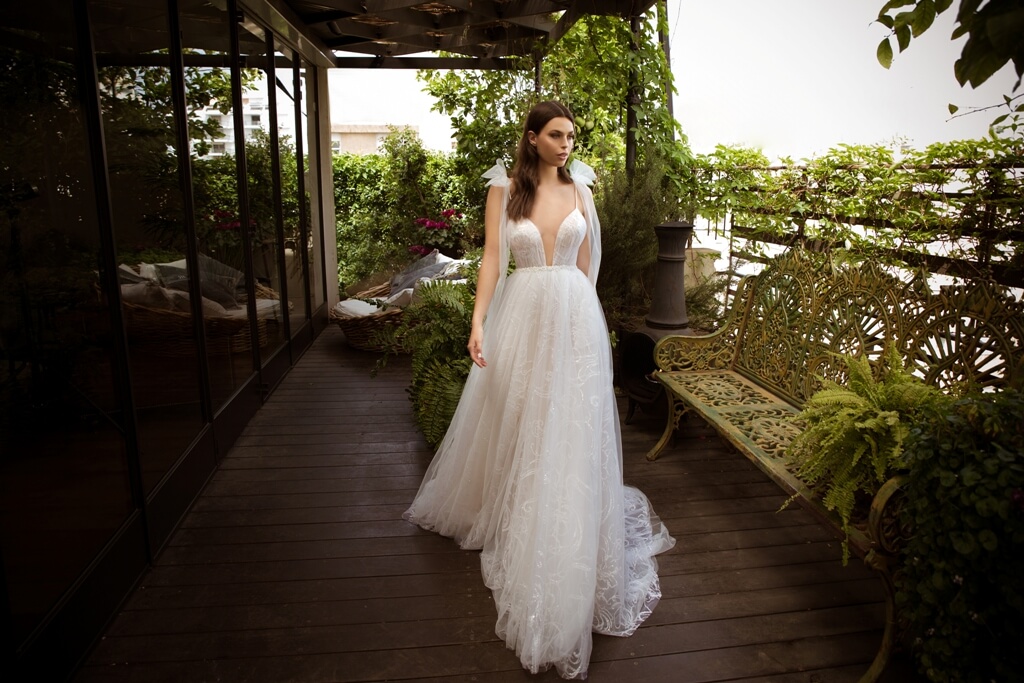 beach a line wedding dresses deep v neck lace appliques tulle bridal gowns girls backless sweep train robes de marie