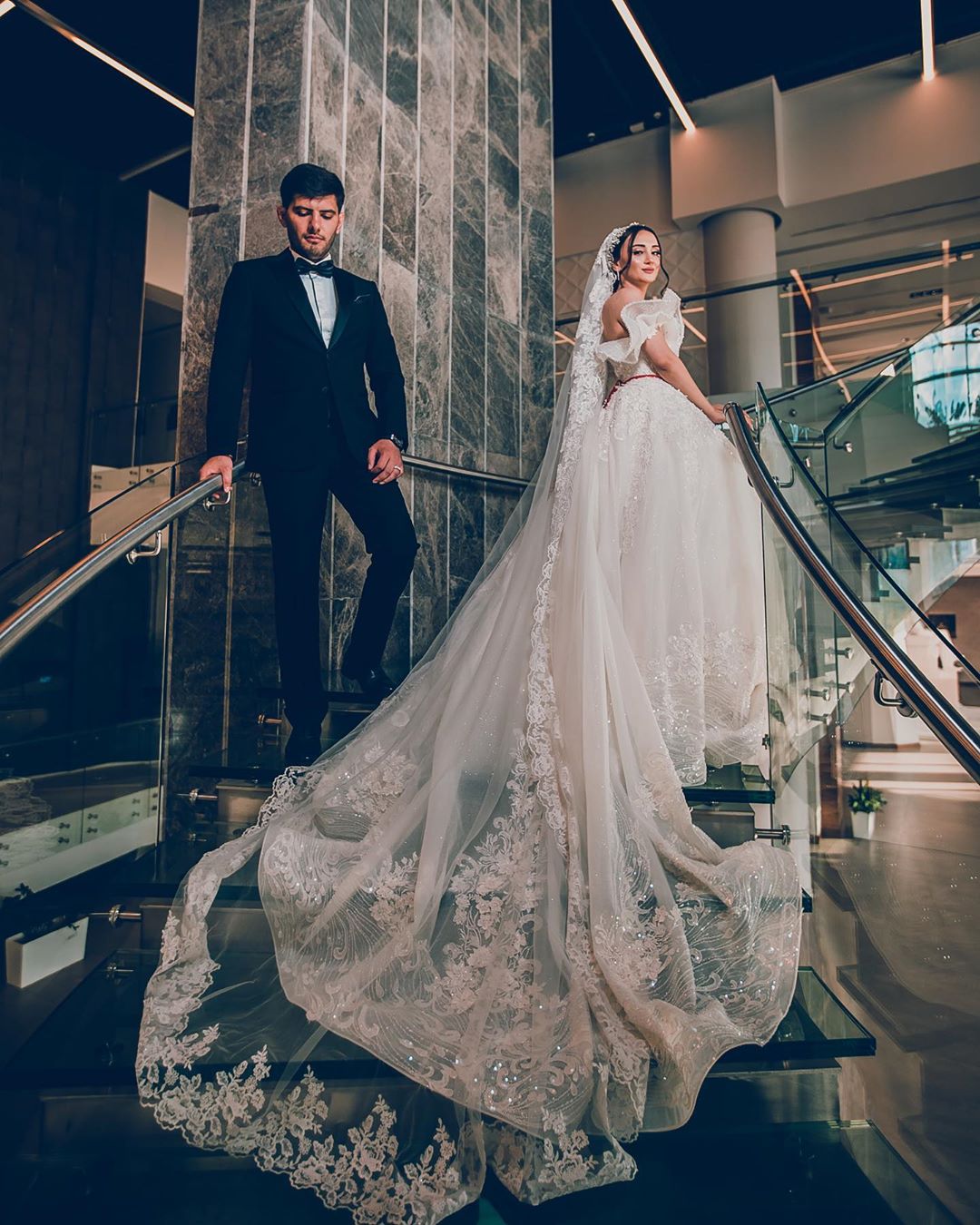 Lace Wonderful Sequined Wedding Dresses Off The Shoulder Neck Appliqued Beaded Bridal Gowns Sweep Train A Line Robe De Marie