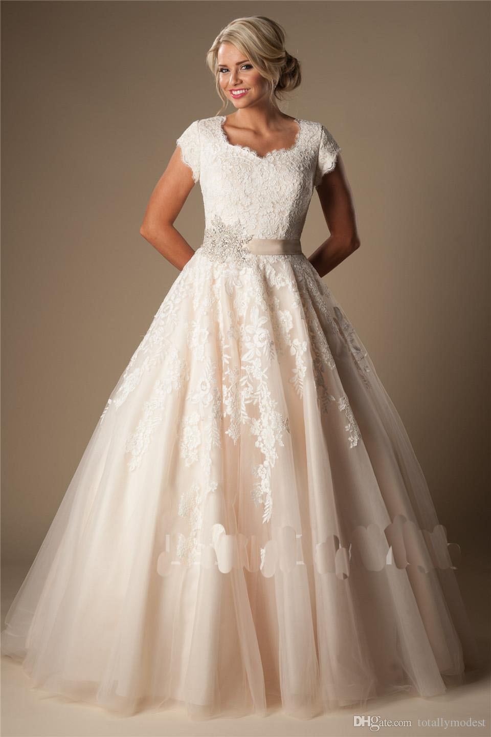 Lace Tulle Champagne A Line Wedding Dresses With Cap Sleeves Short Sleeves Church Bridal Gowns Button Wedding Gowns